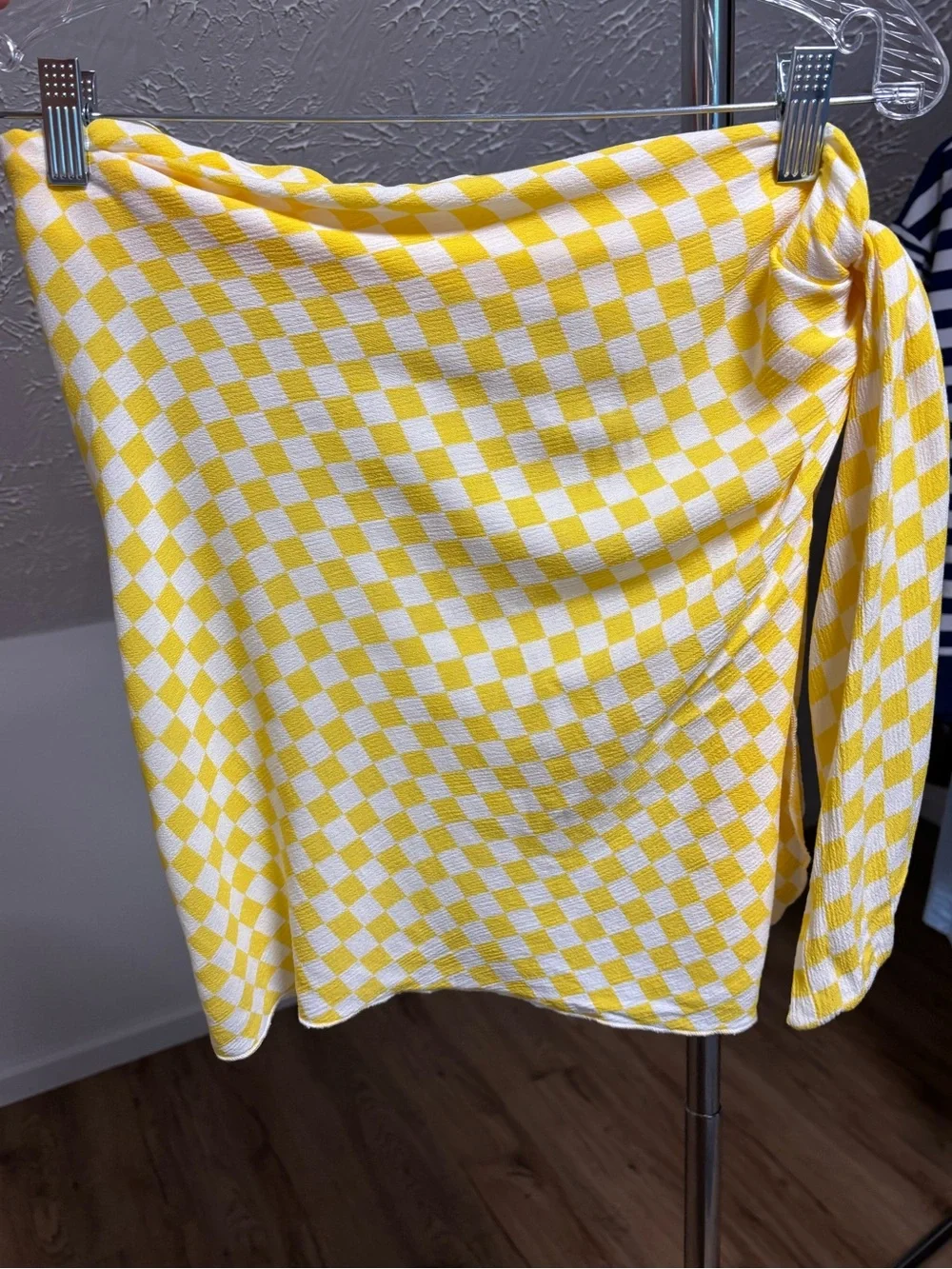 Dippin daisys nomad sarong, yellow checkered pattern. Size small